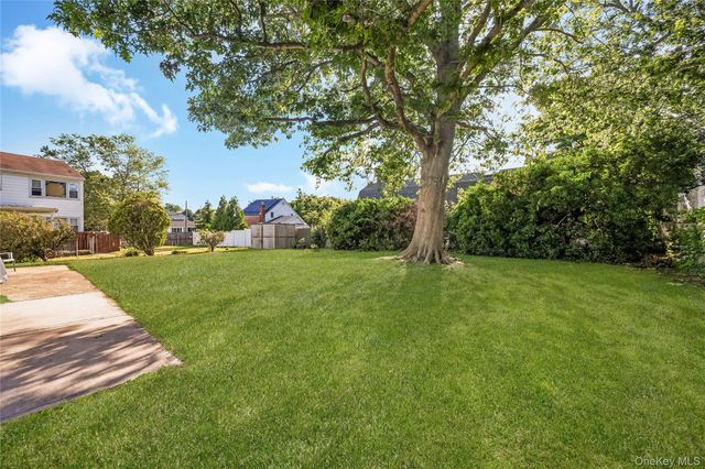 28 Baldwin Street, Farmingdale, NY 11735
