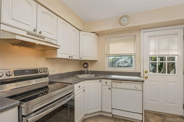 28 Baldwin Street, Farmingdale, NY 11735