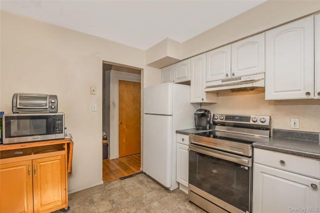 28 Baldwin Street, Farmingdale, NY 11735