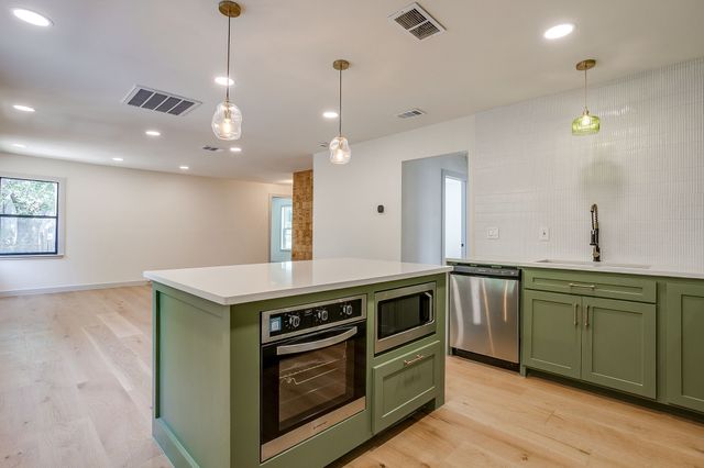 2704 W Biddison Street, Fort Worth, TX 76109