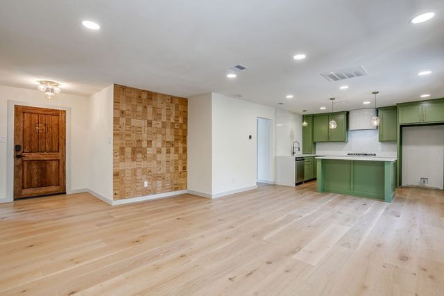 2704 W Biddison Street, Fort Worth, TX 76109