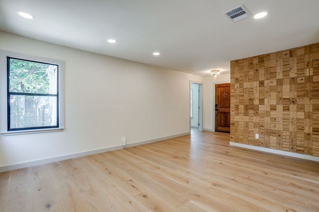 2704 W Biddison Street, Fort Worth, TX 76109