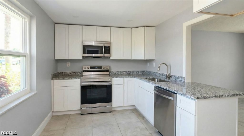 1828 Pine Valley DR 112, Fort Myers, FL 33907