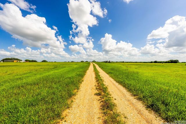 5784 County Road 136, Floresville, TX 78114