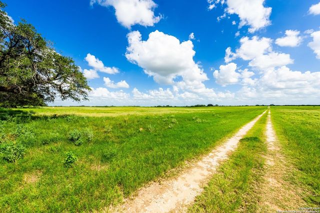 5784 County Road 136, Floresville, TX 78114