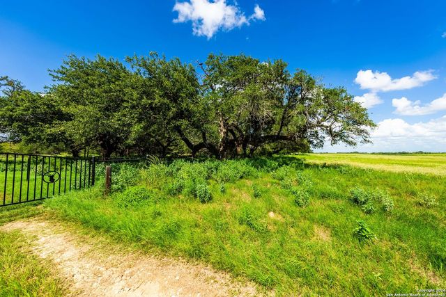 5784 County Road 136, Floresville, TX 78114