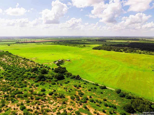 5784 County Road 136, Floresville, TX 78114