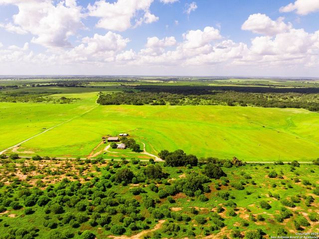 5784 County Road 136, Floresville, TX 78114