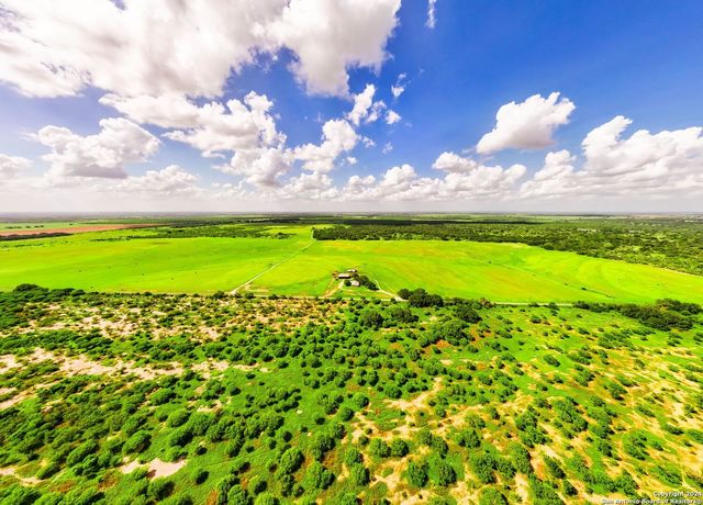 5784 County Road 136, Floresville, TX 78114