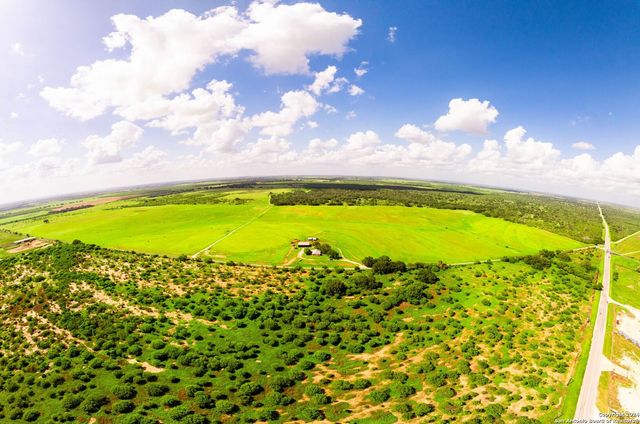5784 County Road 136, Floresville, TX 78114