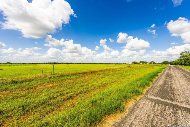 5784 County Road 136, Floresville, TX 78114