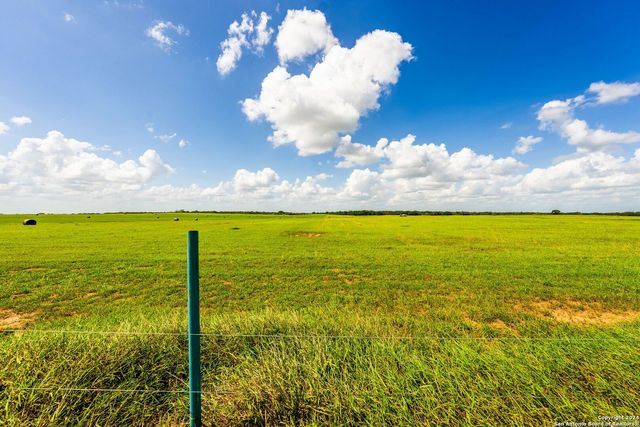 5784 County Road 136, Floresville, TX 78114