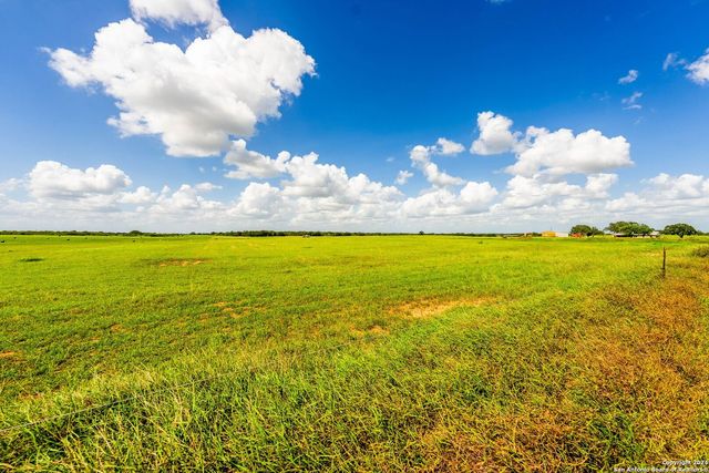 5784 County Road 136, Floresville, TX 78114