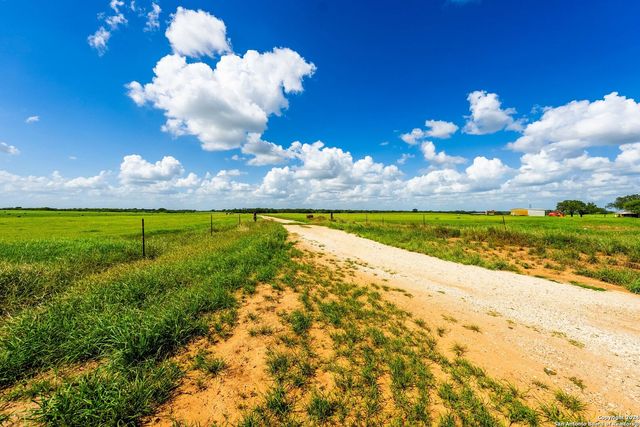 5784 County Road 136, Floresville, TX 78114