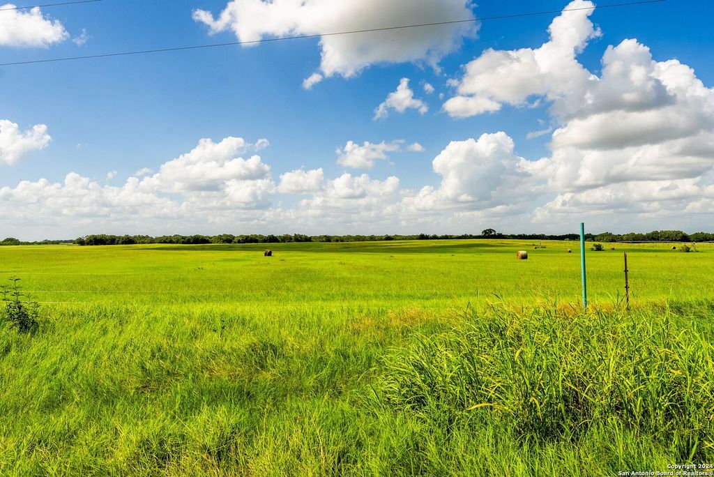 5784 County Road 136, Floresville, TX 78114