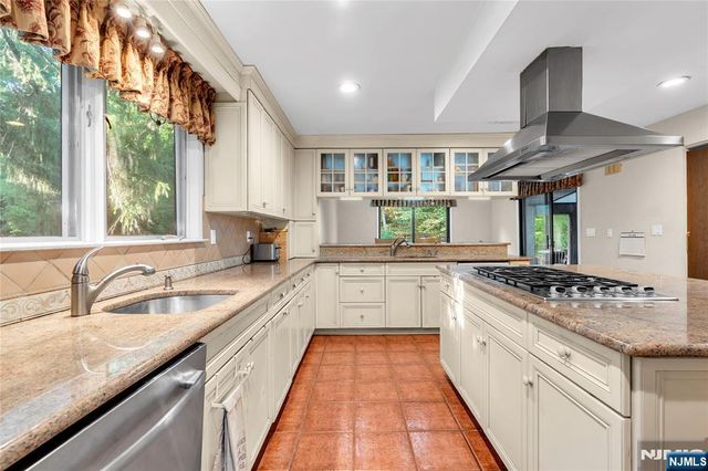 3 Bluefield Court, Hillsdale, NJ 07642