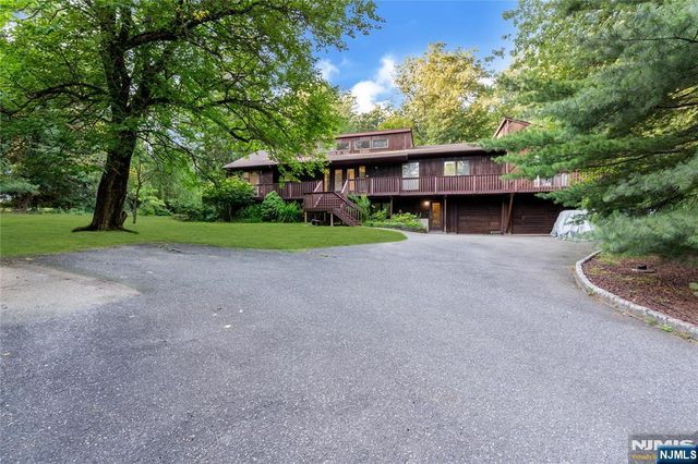 3 Bluefield Court, Hillsdale, NJ 07642