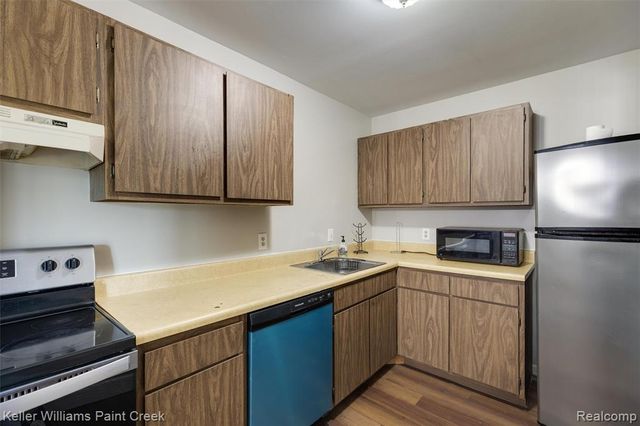 32005 W 12 Mile Road 205, Farmington, MI 48334