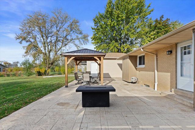 N58W18335 Juniper LANE, Menomonee Falls, WI 53051