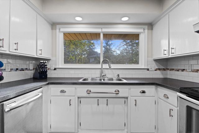 N58W18335 Juniper LANE, Menomonee Falls, WI 53051