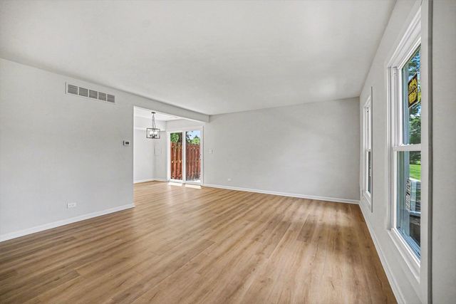 1801 Jamestown Circle, Hoffman Estates, IL 60169