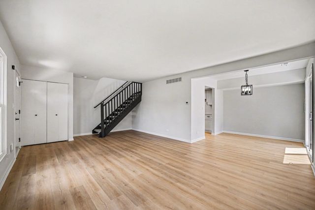 1801 Jamestown Circle, Hoffman Estates, IL 60169