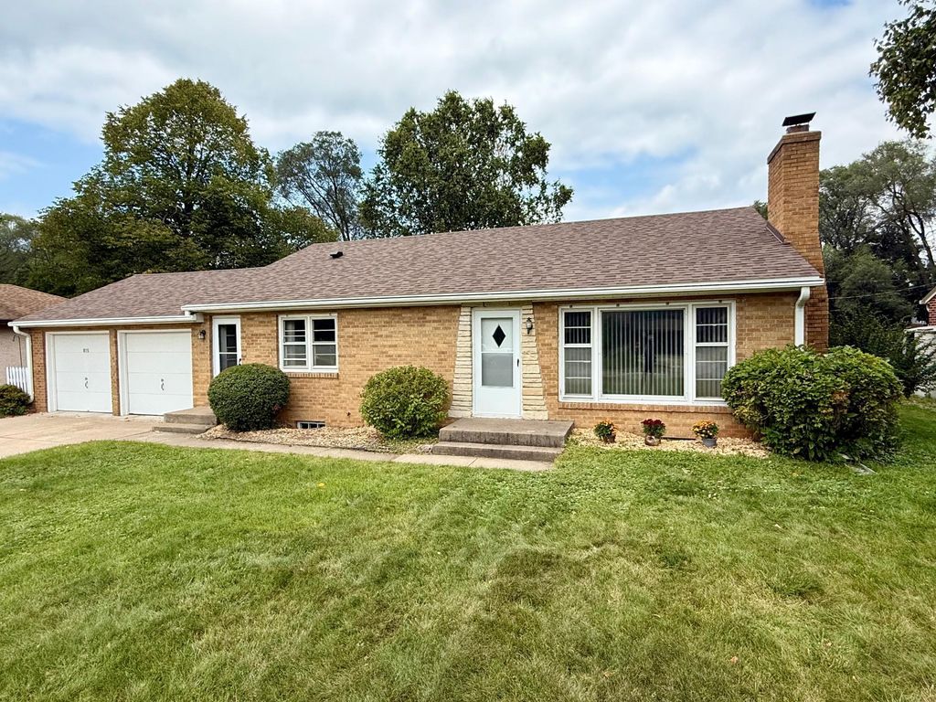 815 Sandhurst Drive W, Roseville, MN 55113
