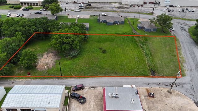 808 E Third St, Bonham, TX 75418