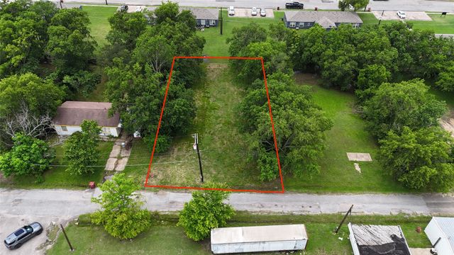 808 E Third St, Bonham, TX 75418