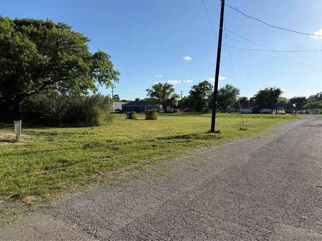 808 E Third St, Bonham, TX 75418
