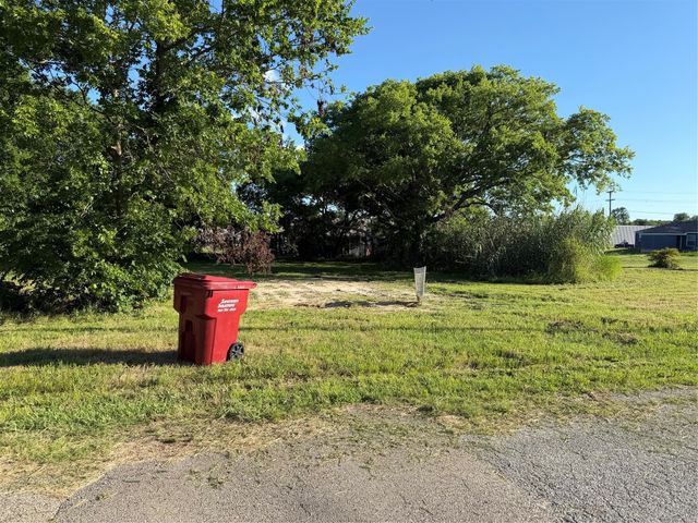 808 E Third St, Bonham, TX 75418