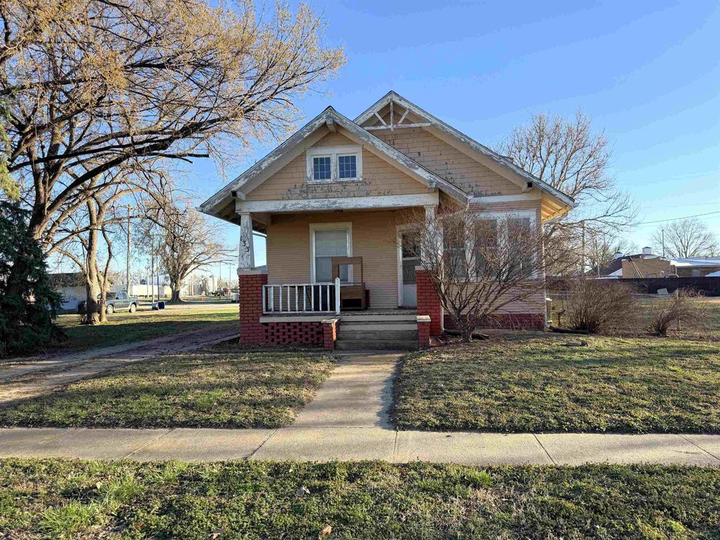 133 E 2nd St, Assaria, KS 67416