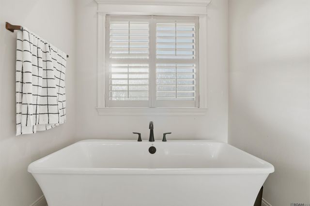 7282 Riverbank Dr, Denham Springs, LA 70706