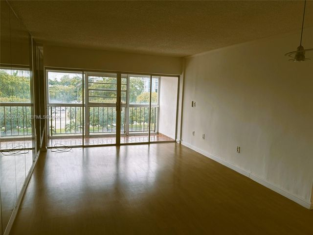 8775 Park Blvd 406, Miami, FL 33172