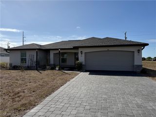 910 NW 8th TER, Cape Coral, FL 33993