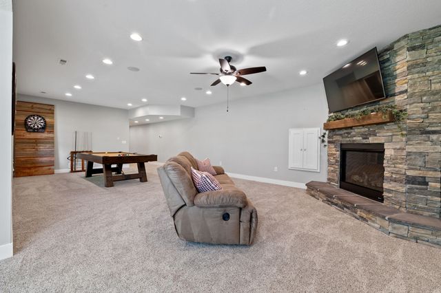 8002 NW 104th Court, Johnston, IA 50131