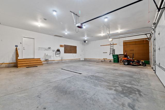 8002 NW 104th Court, Johnston, IA 50131