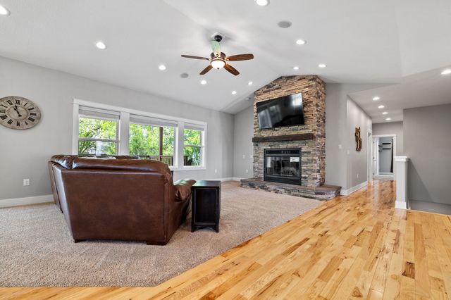 8002 NW 104th Court, Johnston, IA 50131