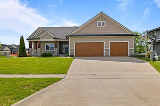 8002 NW 104th Court, Johnston, IA 50131