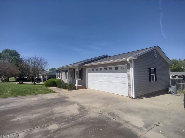 42 Kirk Street, Thomasville, NC 27360