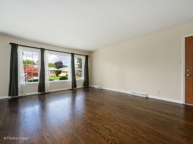 8211 Mango Avenue, Morton Grove, IL 60053