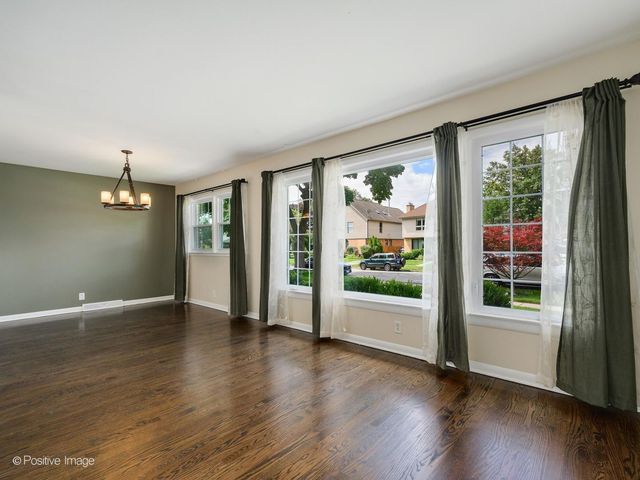 8211 Mango Avenue, Morton Grove, IL 60053