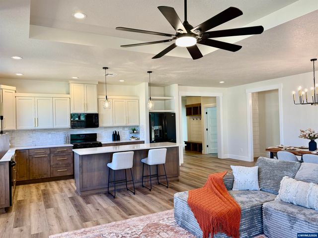 215 NE Broadway St, Sublimity, OR 97385