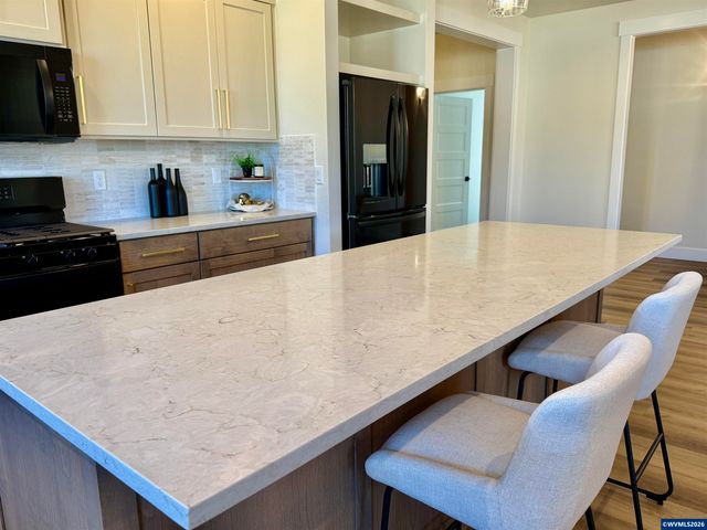 215 NE Broadway St, Sublimity, OR 97385