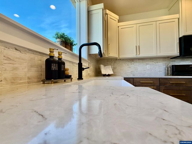 215 NE Broadway St, Sublimity, OR 97385