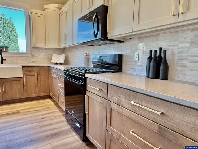 215 NE Broadway St, Sublimity, OR 97385