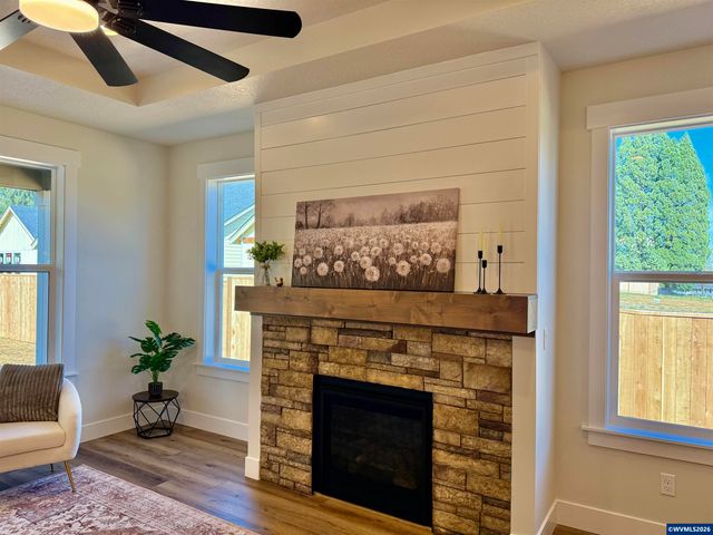 215 NE Broadway St, Sublimity, OR 97385