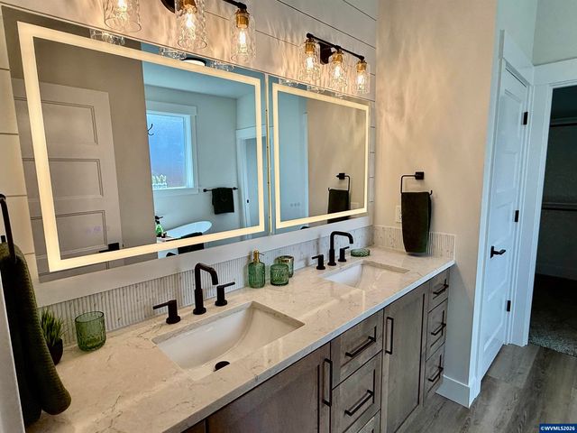 215 NE Broadway St, Sublimity, OR 97385