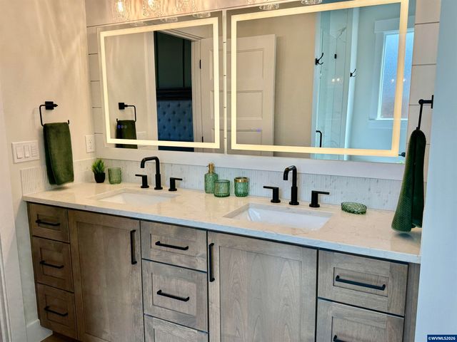 215 NE Broadway St, Sublimity, OR 97385