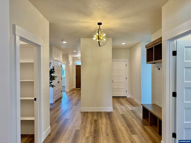 215 NE Broadway St, Sublimity, OR 97385